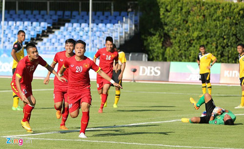 Phi Sơn ăn mừng khi nhân đôi cách biệt cho U23 Việt Nam.